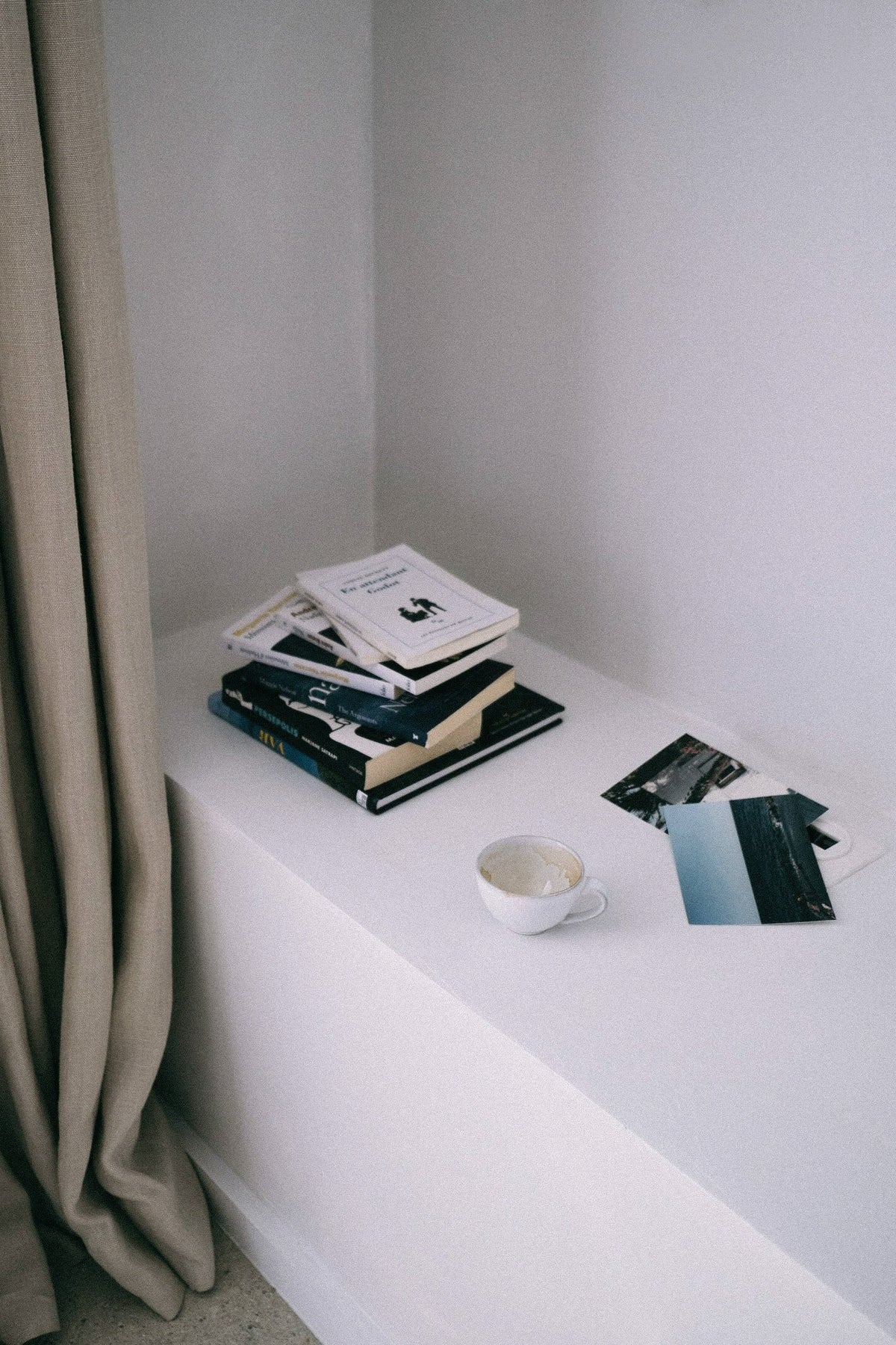 A Guide to Novels Set in Your Favorite Vacation Destinations